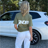 Modelfoto af pige, som bærer SNDRB t-shirt, army og NANNA jeans, hvid - alt fra BySofieSønderby