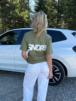 Modelfoto af pige, som bærer SNDRB t-shirt, army og NANNA jeans, hvid - alt fra BySofieSønderby