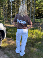 Modelfoto af pige, som bærer SNDRB t-shirt, brun og NANNA jeans, hvid - alt fra BySofieSønderby