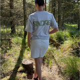 Modelfoto af pige, som bærer SNDRB t-shirt, grå og hvid nederdel - alt fra BySofieSønderby