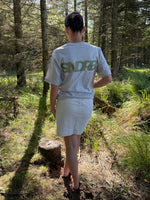 Modelfoto af pige, som bærer SNDRB t-shirt, grå og hvid nederdel - alt fra BySofieSønderby