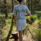 Modelfoto af pige, som bærer SNDRB t-shirt, grå og hvid nederdel - alt fra BySofieSønderby