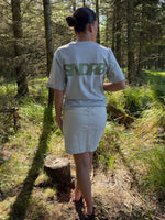 Modelfoto af pige, som bærer SNDRB t-shirt, grå og hvid nederdel - alt fra BySofieSønderby