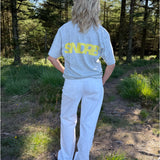 Modelfoto af pige, som bærer SNDRB t-shirt, grå og NANNA jeans, hvid - alt fra BySofieSønderby