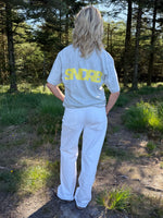 Modelfoto af pige, som bærer SNDRB t-shirt, grå og NANNA jeans, hvid - alt fra BySofieSønderby
