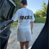 Modelfoto af pige, som bærer SNDRB t-shirt, hvid og hvid nederdel - alt fra BySofieSønderby