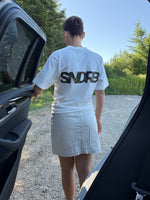 Modelfoto af pige, som bærer SNDRB t-shirt, hvid og hvid nederdel - alt fra BySofieSønderby