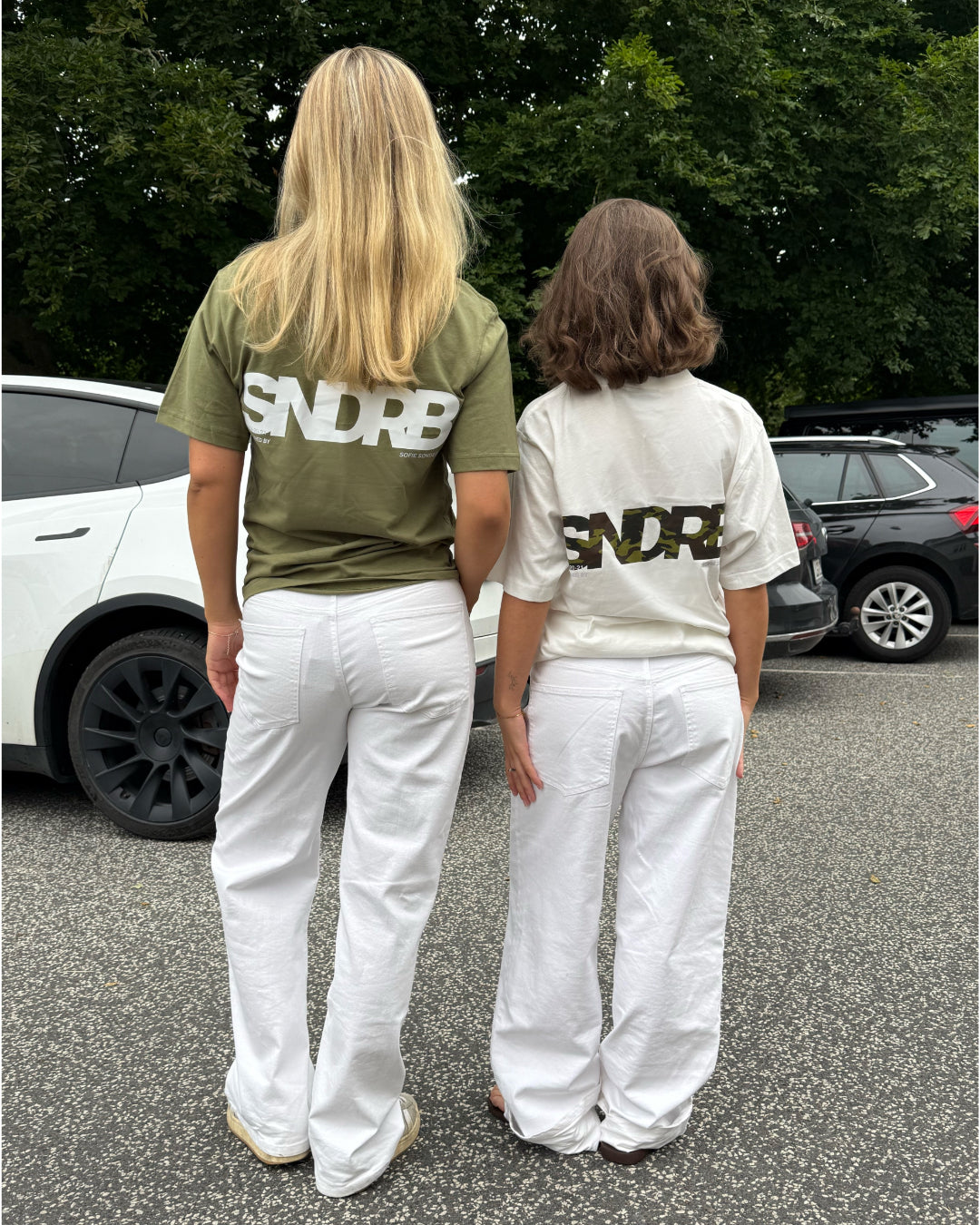 Modelfoto af pige, som bærer SNDRB t-shirt, hvid og hvid nederdel - alt fra BySofieSønderby