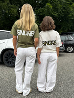 Modelfoto af pige, som bærer SNDRB t-shirt, hvid og hvid nederdel - alt fra BySofieSønderby
