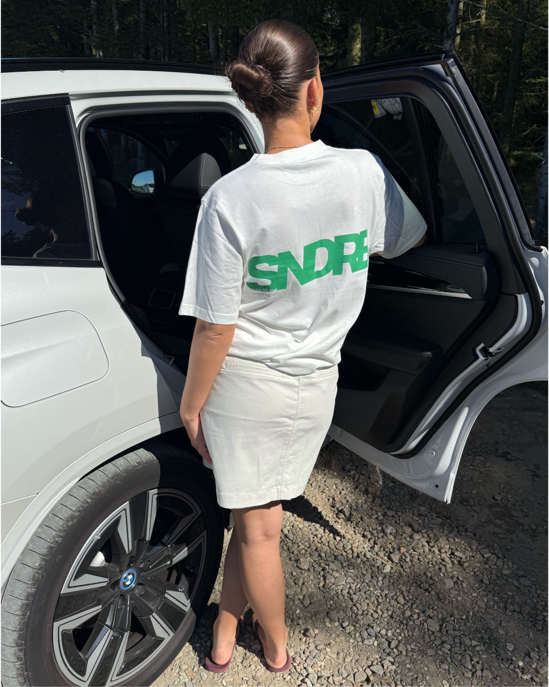Modelfoto af pige, som bærer SNDRB t-shirt, hvid og hvid nederdel - alt fra BySofieSønderby
