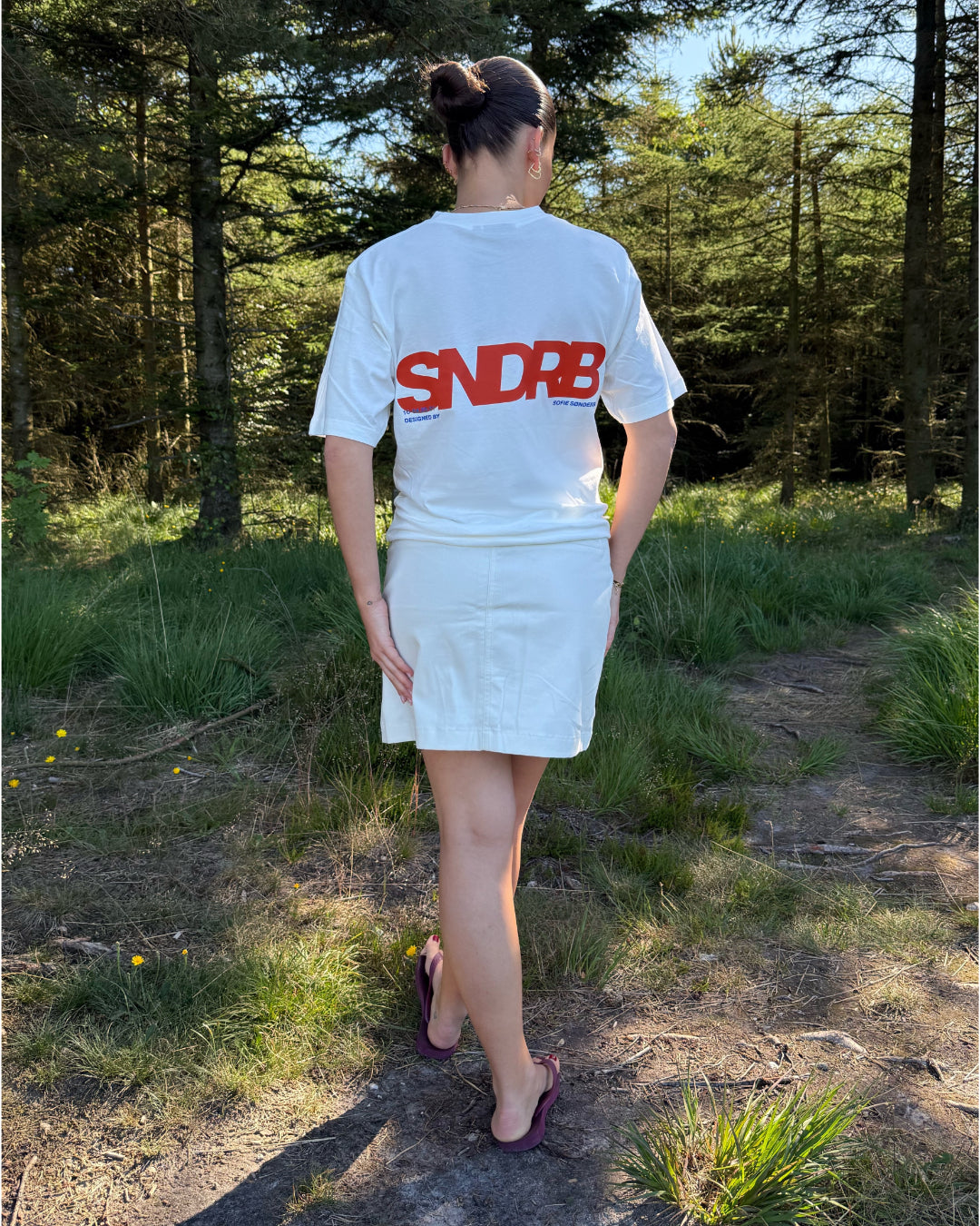 Modelfoto af pige, som bærer SNDRB t-shirt, hvid og hvid nederdel - alt fra BySofieSønderby