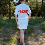 Modelfoto af pige, som bærer SNDRB t-shirt, hvid og hvid nederdel - alt fra BySofieSønderby