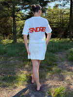 Modelfoto af pige, som bærer SNDRB t-shirt, hvid og hvid nederdel - alt fra BySofieSønderby