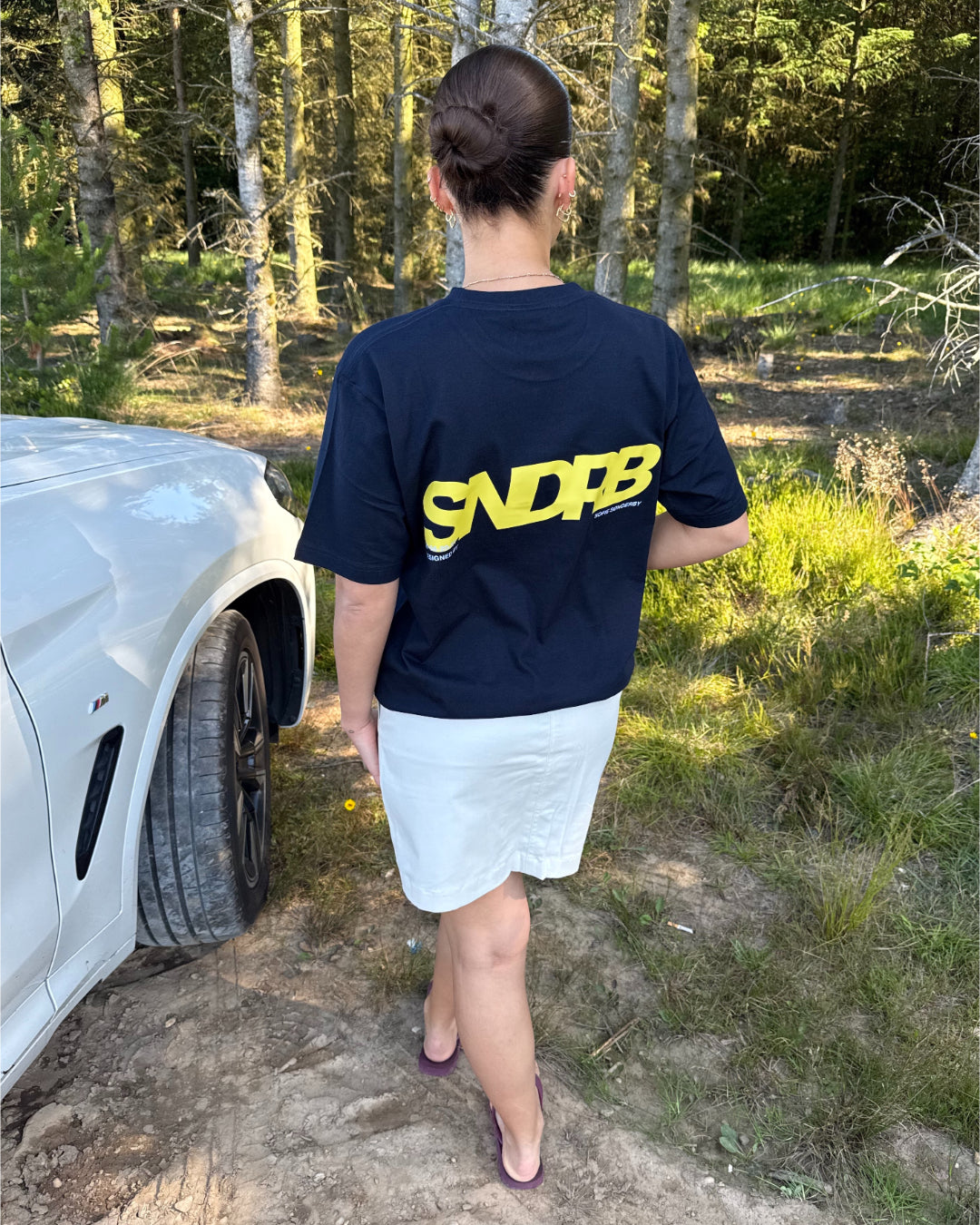 Modelfoto af pige, som bærer SNDRB t-shirt, navy og hvid nederdel - alt fra BySofieSønderby