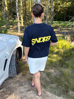 Modelfoto af pige, som bærer SNDRB t-shirt, navy og hvid nederdel - alt fra BySofieSønderby