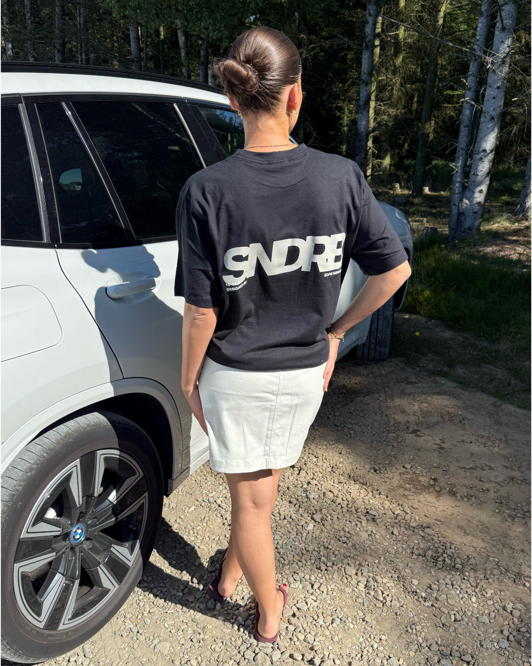 Modelfoto af pige, som bærer SNDRB t-shirt, sort og hvid nederdel - alt fra BySofieSønderby
