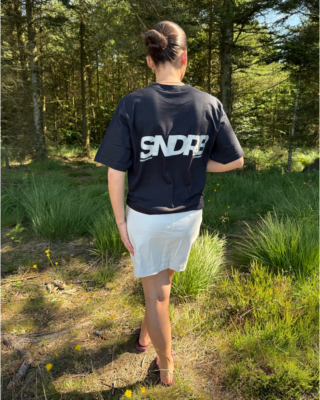 Modelfoto af pige, som bærer SNDRB t-shirt, sort og hvid nederdel - alt fra BySofieSønderby