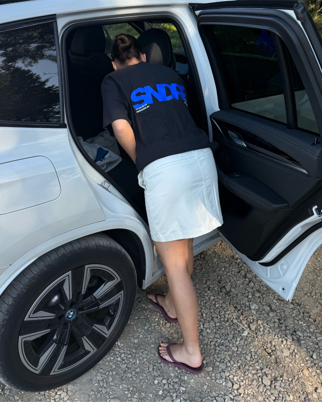 Modelfoto af pige, som bærer SNDRB t-shirt, sort og hvid nederdel - alt fra BySofieSønderby