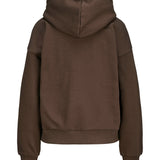 Produktfoto af en Studio Vesterbro hoddie i mørk brun. Baggrund er hvid. Fra BySofieSønderby