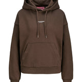 Produktfoto af en Studio Vesterbro hoddie i mørk brun. Baggrund er hvid. Fra BySofieSønderby