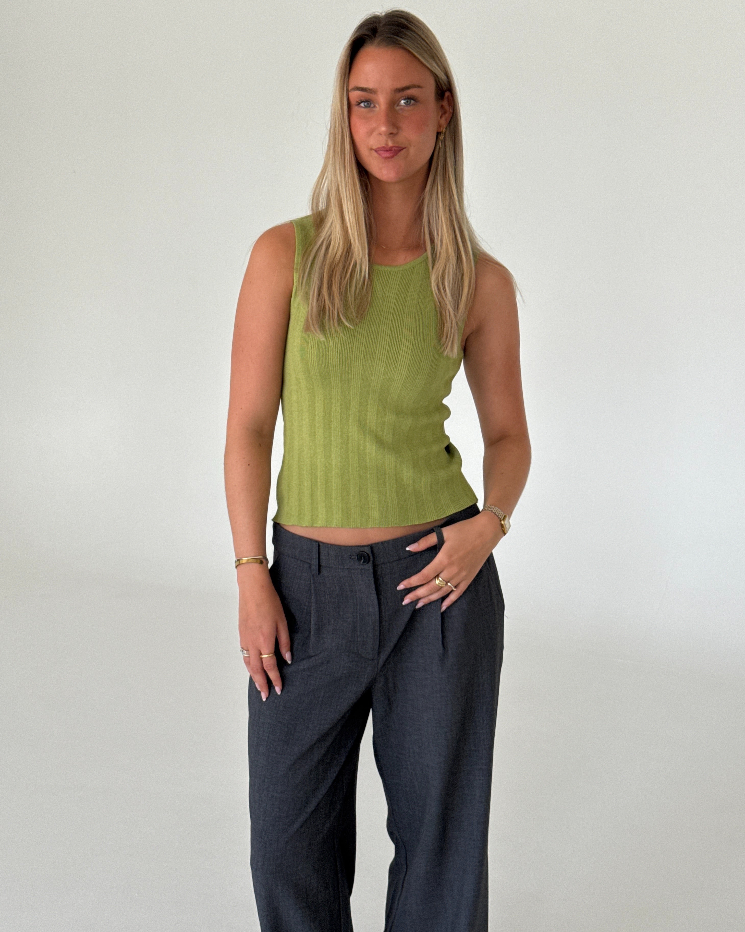 Modelbillede af TALIA top, grøn og KARI bukser, grå. Begge fra BySofieSønderby