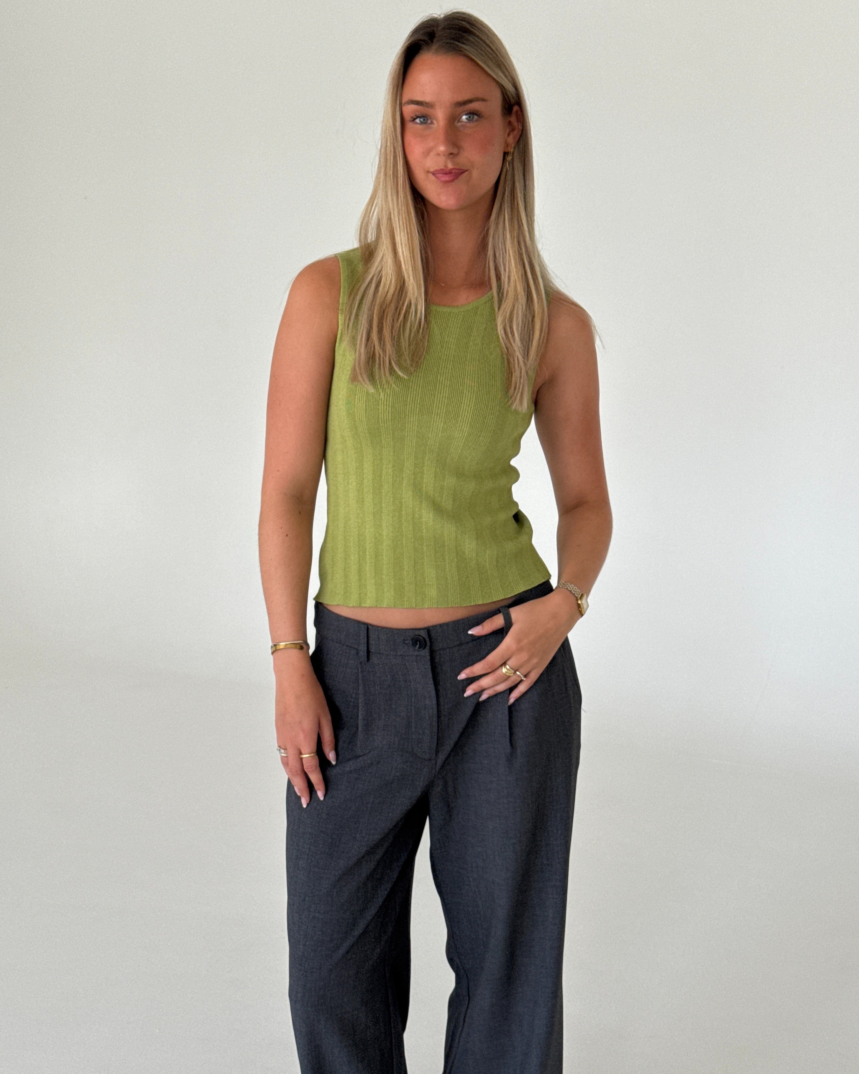 Modelbillede af TALIA top, grøn og KARI bukser, grå. Begge fra BySofieSønderby