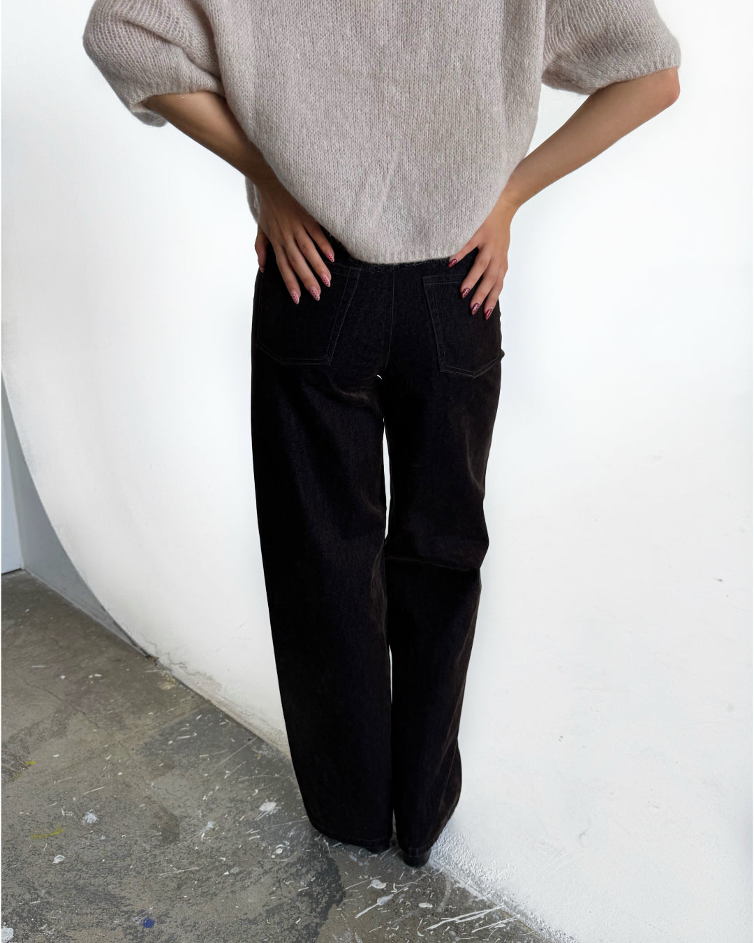 Modelfoto af pige i brune Tokyo bukser  og beige Poppy strik t-shirt. Alt er fra BySofieSønderby