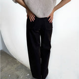 Modelfoto af pige i brune Tokyo bukser  og beige Poppy strik t-shirt. Alt er fra BySofieSønderby