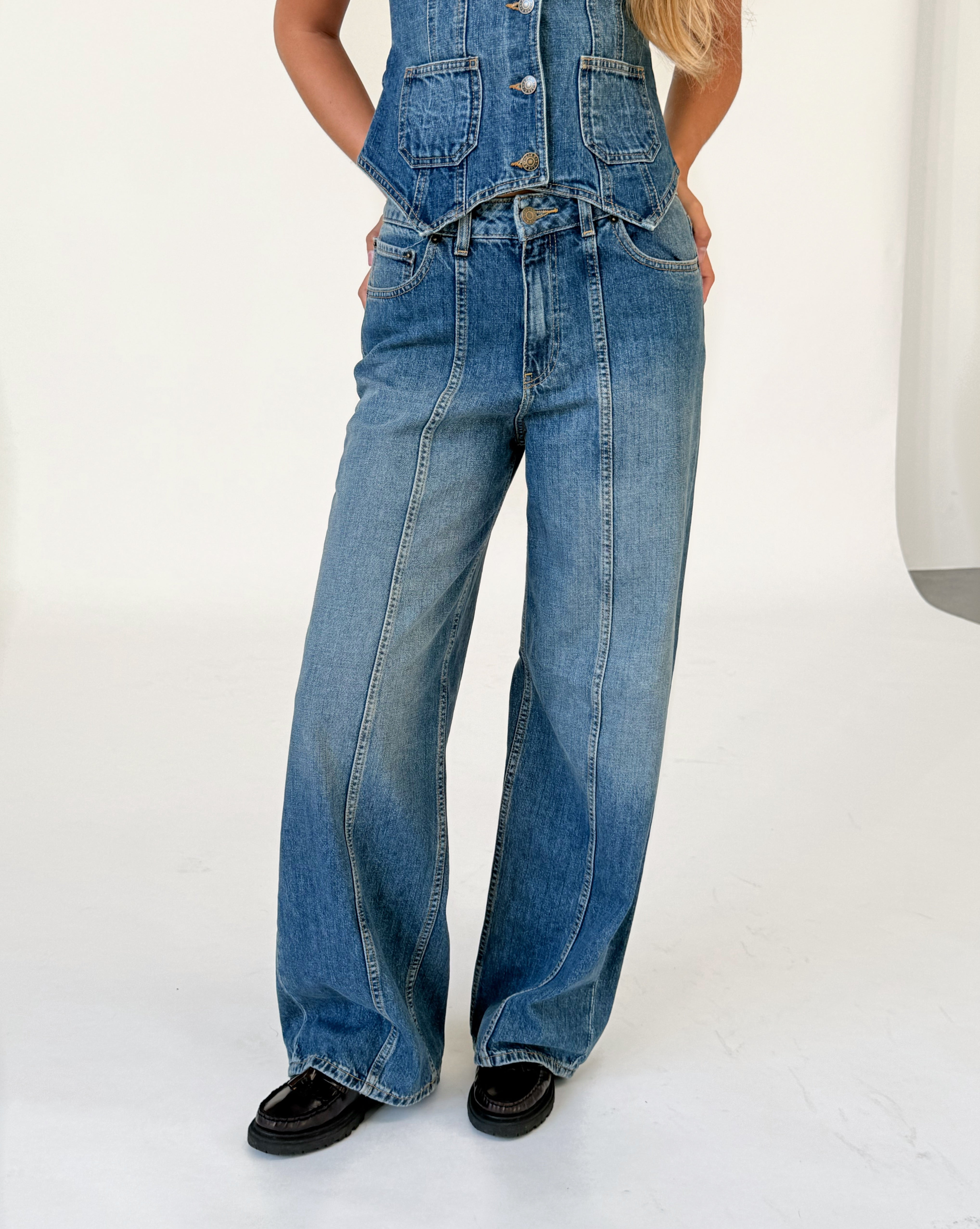 Modelfoto af pige i blå TOKYO jeans, samt matchende FAIZA vest. Alt er fra BySofieSønderby.