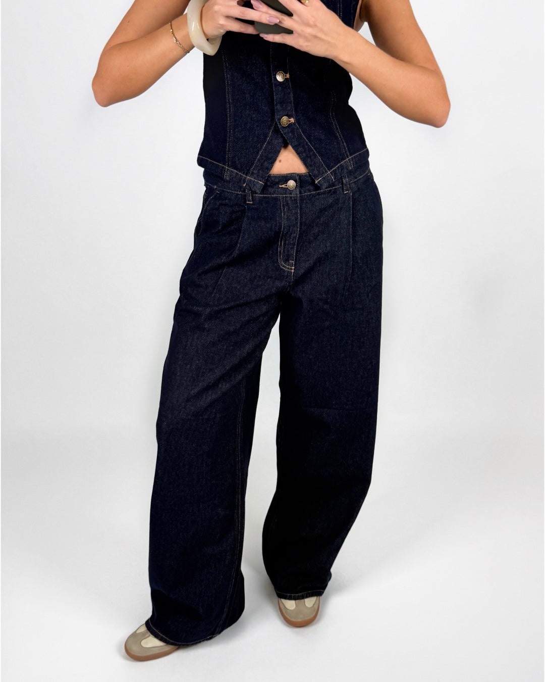 Modelfoto af pige i mørkeblå TOKYO jeans, samt mørkeblå INDIE vest i samme farve. Alt er fra BySofieSønderby.