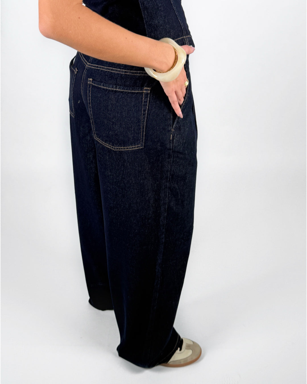 Modelfoto af pige i mørkeblå TOKYO jeans, samt mørkeblå INDIE vest i samme farve. Alt er fra BySofieSønderby.