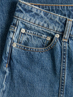 Detaljebillede af blå TOKYO jeans med sy detalje. Fra BySofieSønderby.