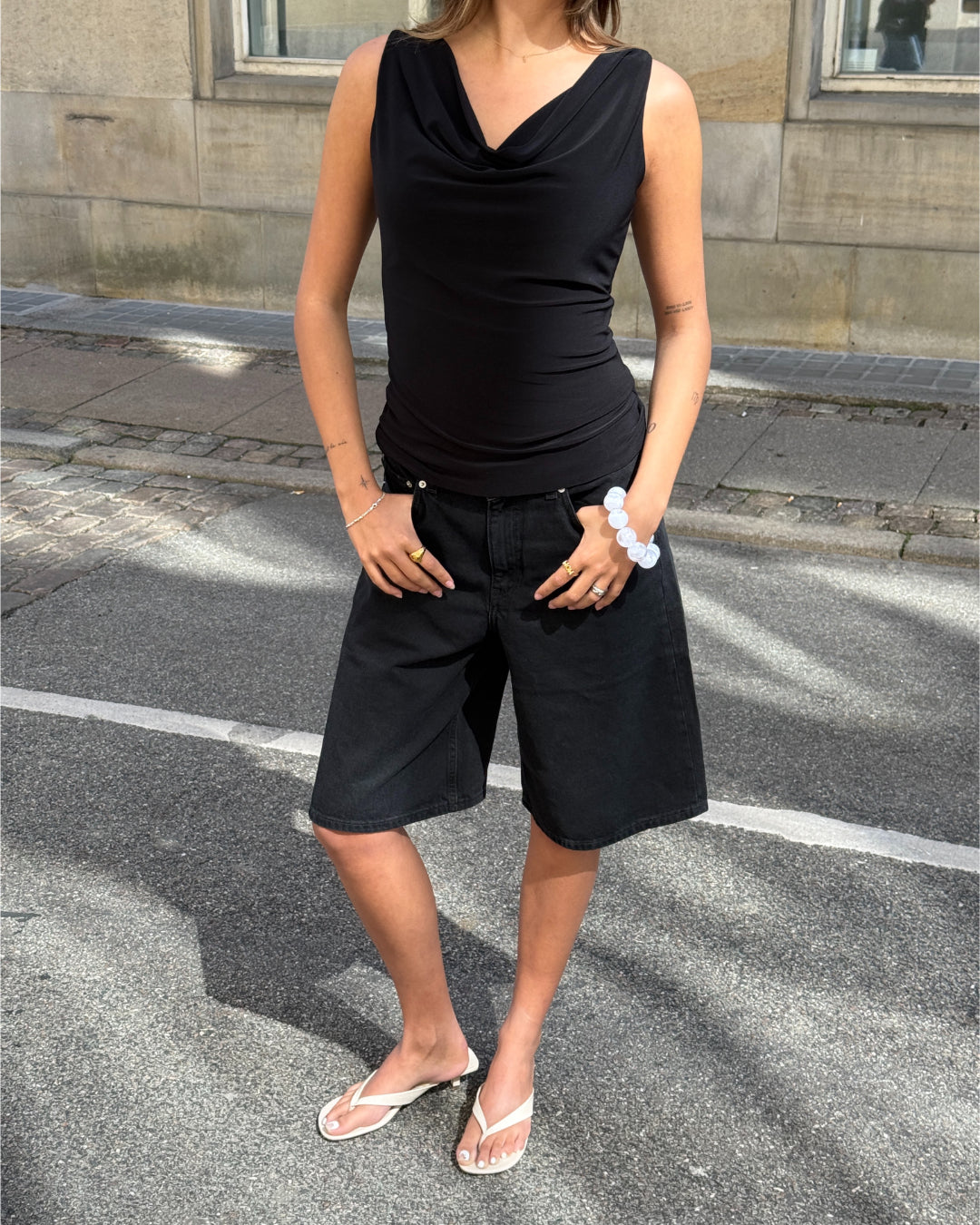 Modelbillede af sorte TOKYO jorts. Set forfra. Fra BySofieSønderby