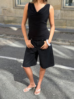 Modelbillede af sorte TOKYO jorts. Set forfra. Fra BySofieSønderby