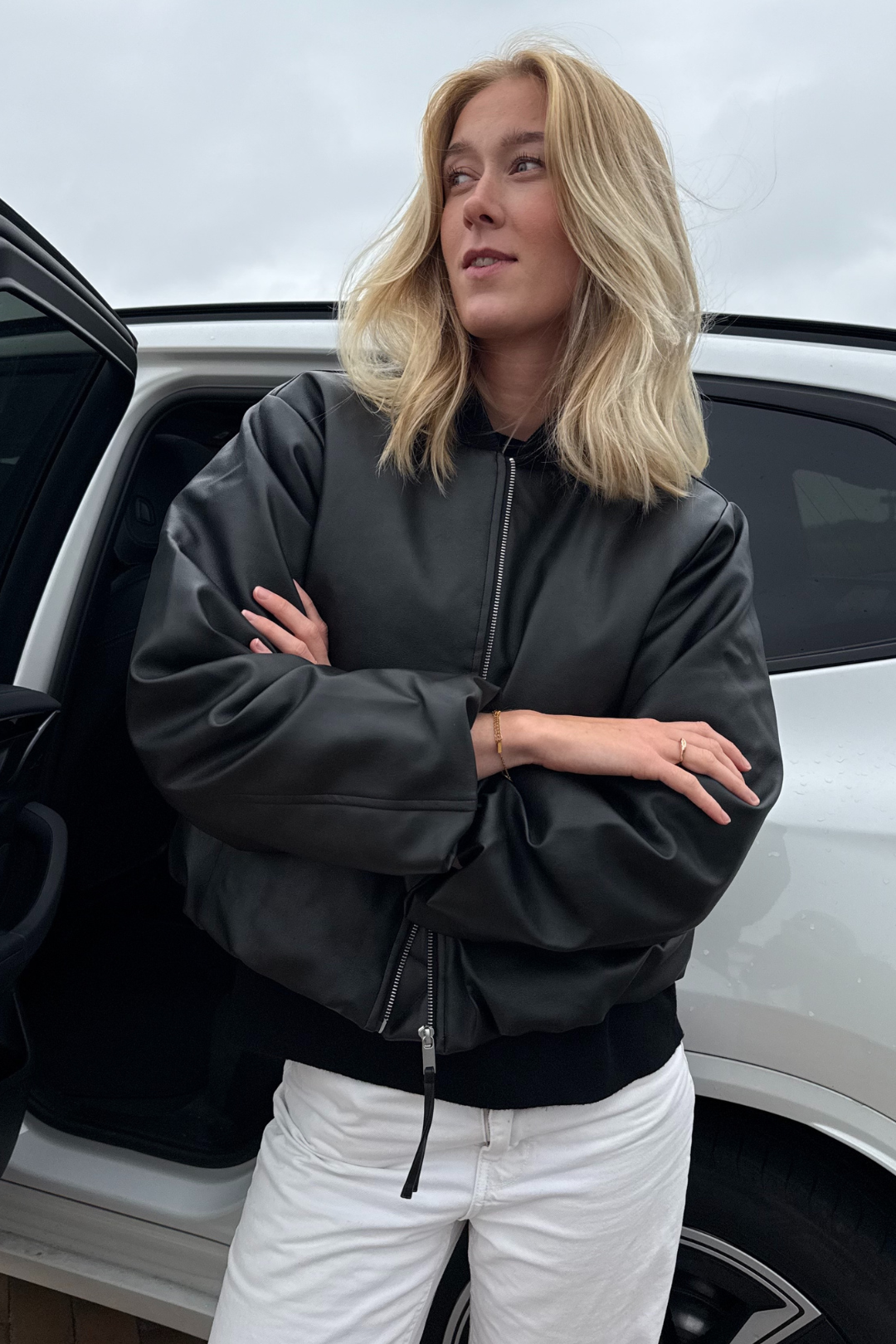 Modelfoto af pige der bærer Trudea jakke i sort udenpå en sort t-shirt, derudover har hun hvide Nanna jeans på. Alt fra BySofieSønderby