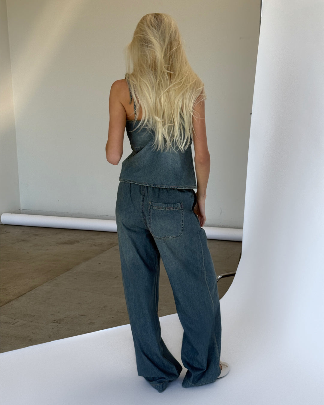 Modelbillede af blå TUVA bukser. Set bagfra. Fra BySofieSønderby