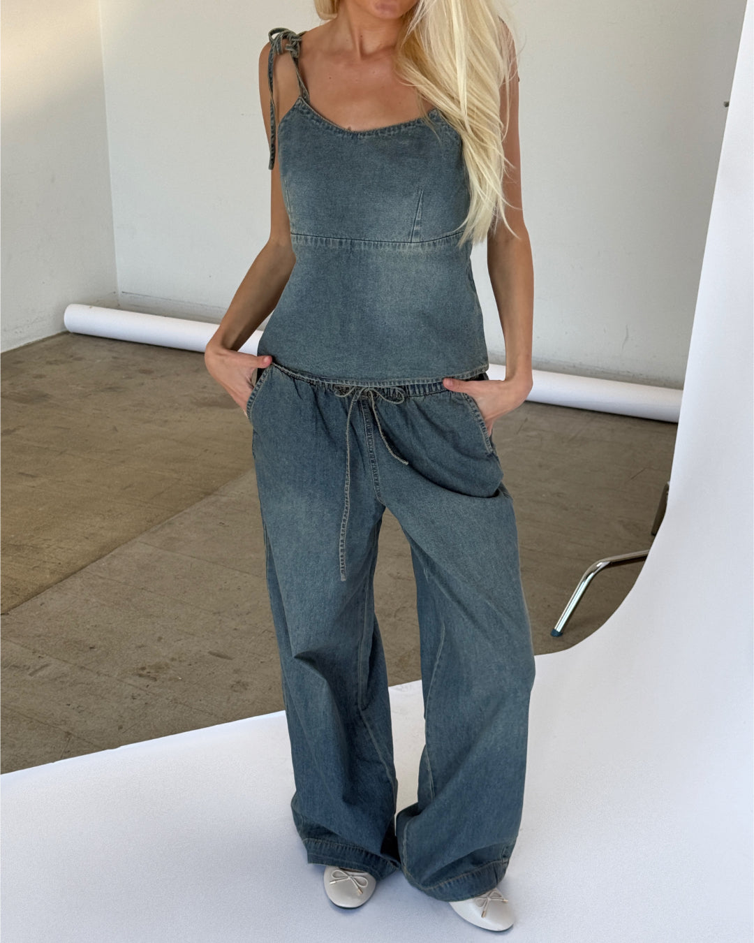 Modelbillede af blå TUVA top. Set forfra. Fra BySofieSønderby