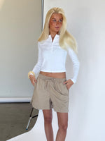 Modelbillede af hvid VALERIE bluse. Set forfra. Fra BySofieSønderby