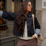 Modelfoto af pige i mørkeblå VEGA denimjakke, samt brune MADDY bukser med lyserødestriber. Fra BySofieSønderby