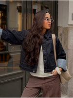 Modelfoto af pige i mørkeblå VEGA denimjakke, samt brune MADDY bukser med lyserødestriber. Fra BySofieSønderby