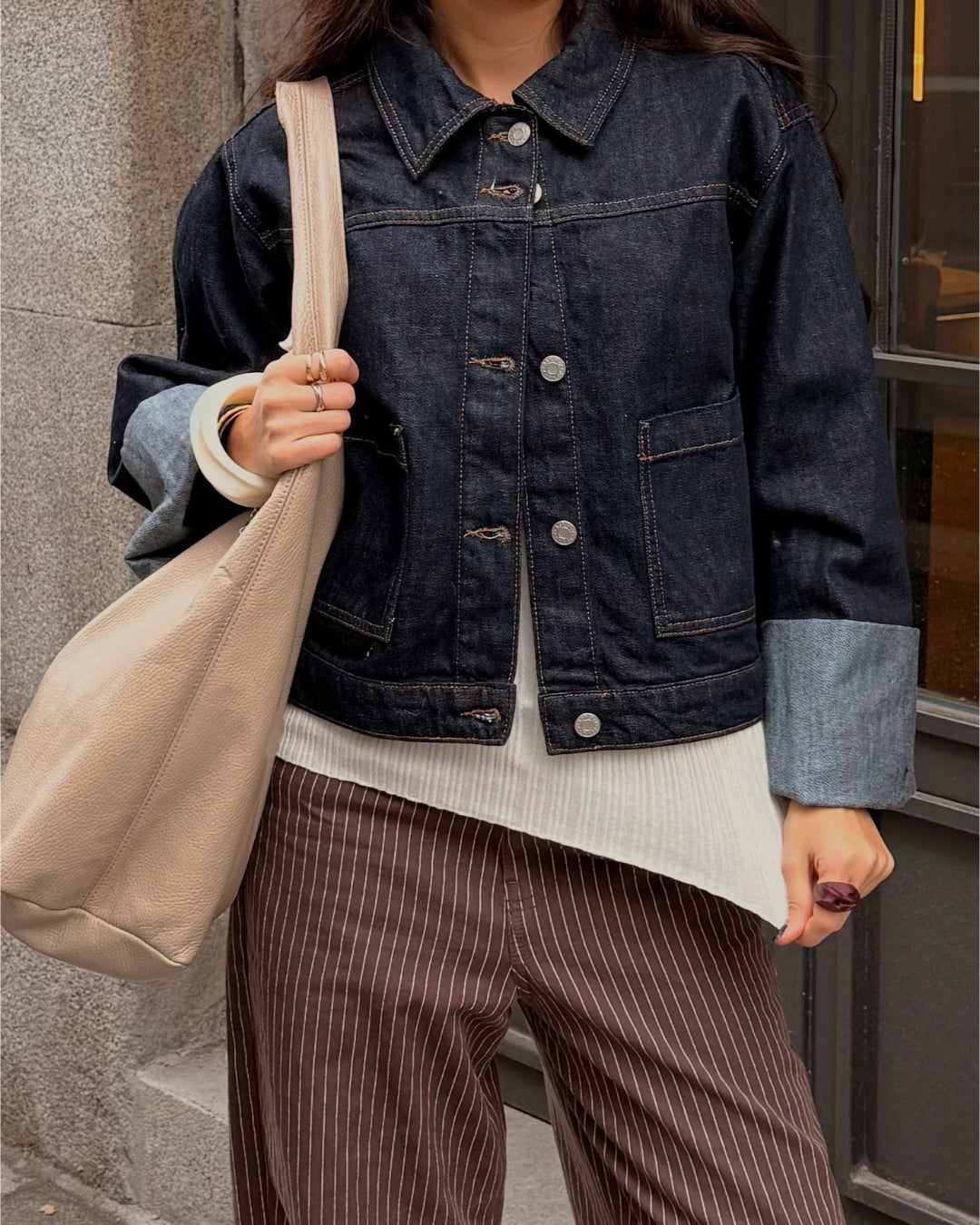 Modelfoto af pige i mørkeblå VEGA denimjakke, samt brune MADDY bukser med lyserødestriber. Fra BySofieSønderby