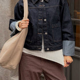 Modelfoto af pige i mørkeblå VEGA denimjakke, samt brune MADDY bukser med lyserødestriber. Fra BySofieSønderby