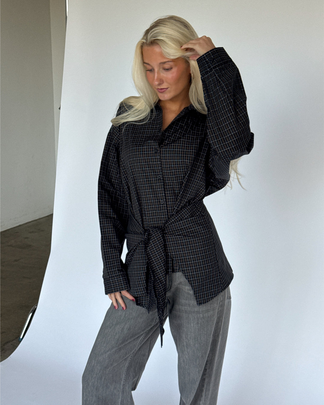 Modelbillede af VIOLA wrap skjorte i ternet sort. Fra BySofieSønderby