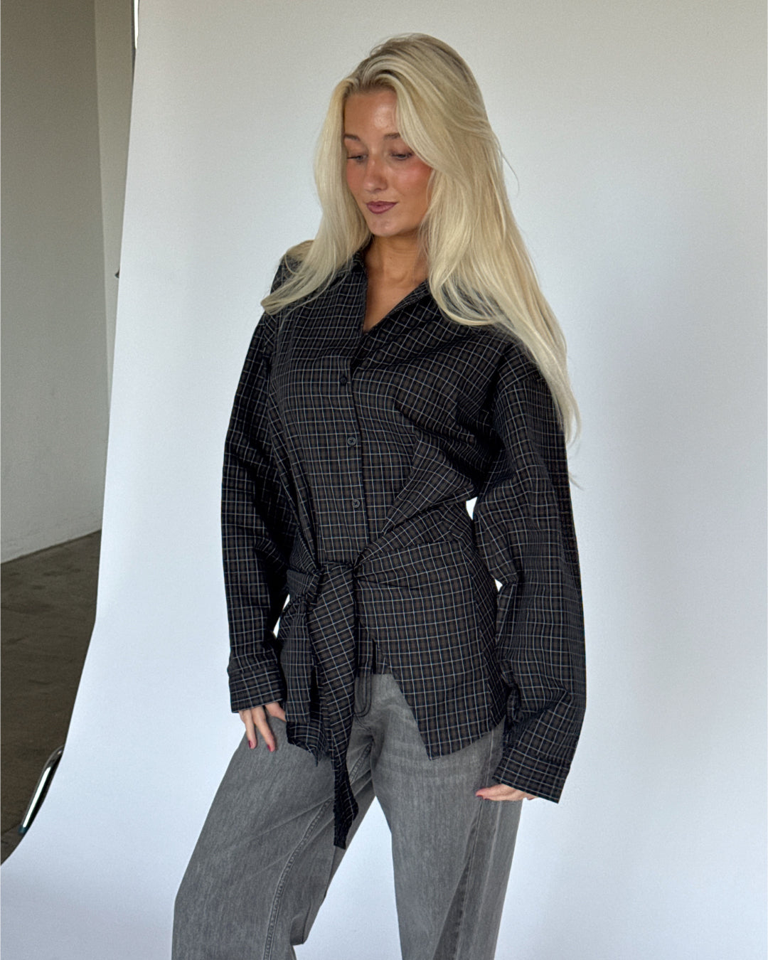 Modelbillede af VIOLA wrap skjorte i ternet sort. Fra BySofieSønderby
