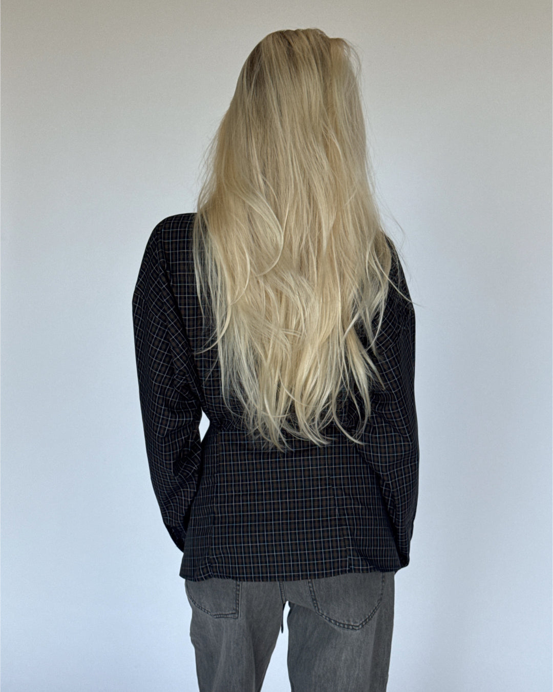 Modelbillede af VIOLA wrap skjorte i ternet sort. Fra BySofieSønderby