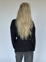 Modelbillede af VIOLA wrap skjorte i ternet sort. Fra BySofieSønderby