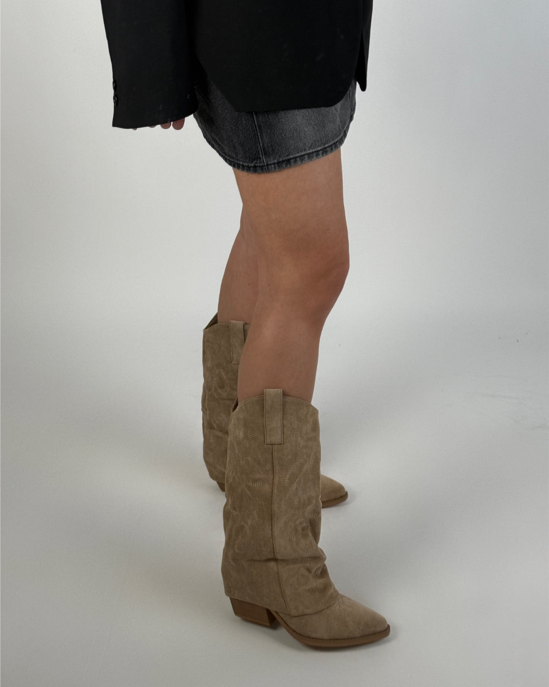 Modelbillede af beige VIRGINIA suede støvler. Fra BySofieSønderby