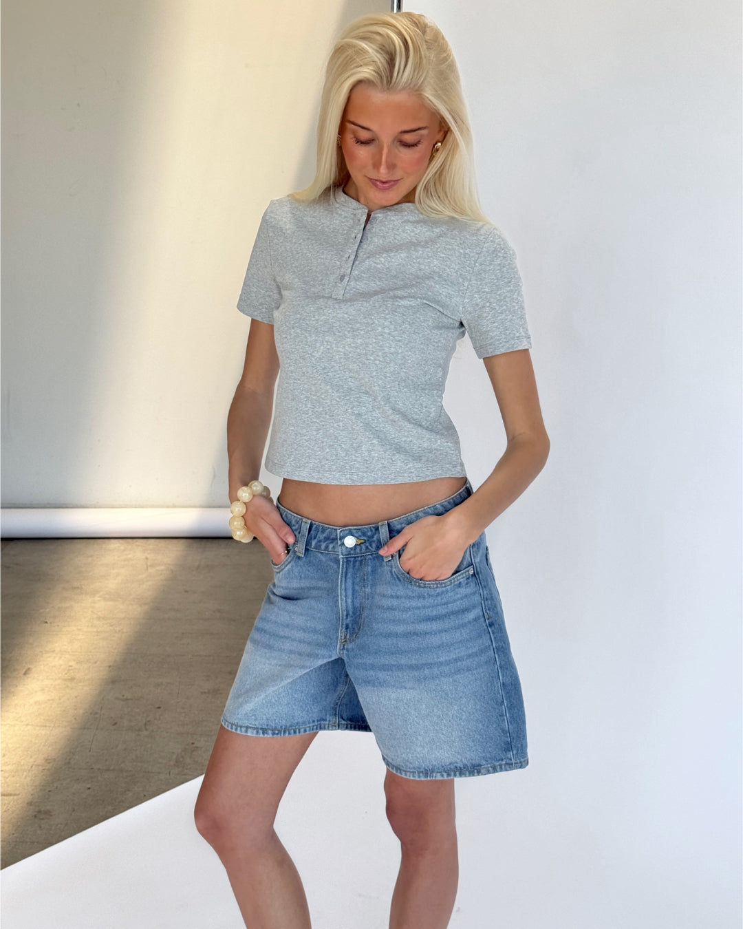 Modelbillede af grå WILLOW t-shirt. Set forfra. Fra BySofieSønderby