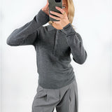 Modelfoto af pige med grå WREN polo trøje med lange ærmer, samt grå MILAN bukser. Set forfra. Alt er fra BySofieSønderby