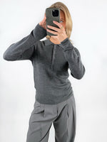 Modelfoto af pige med grå WREN polo trøje med lange ærmer, samt grå MILAN bukser. Set forfra. Alt er fra BySofieSønderby